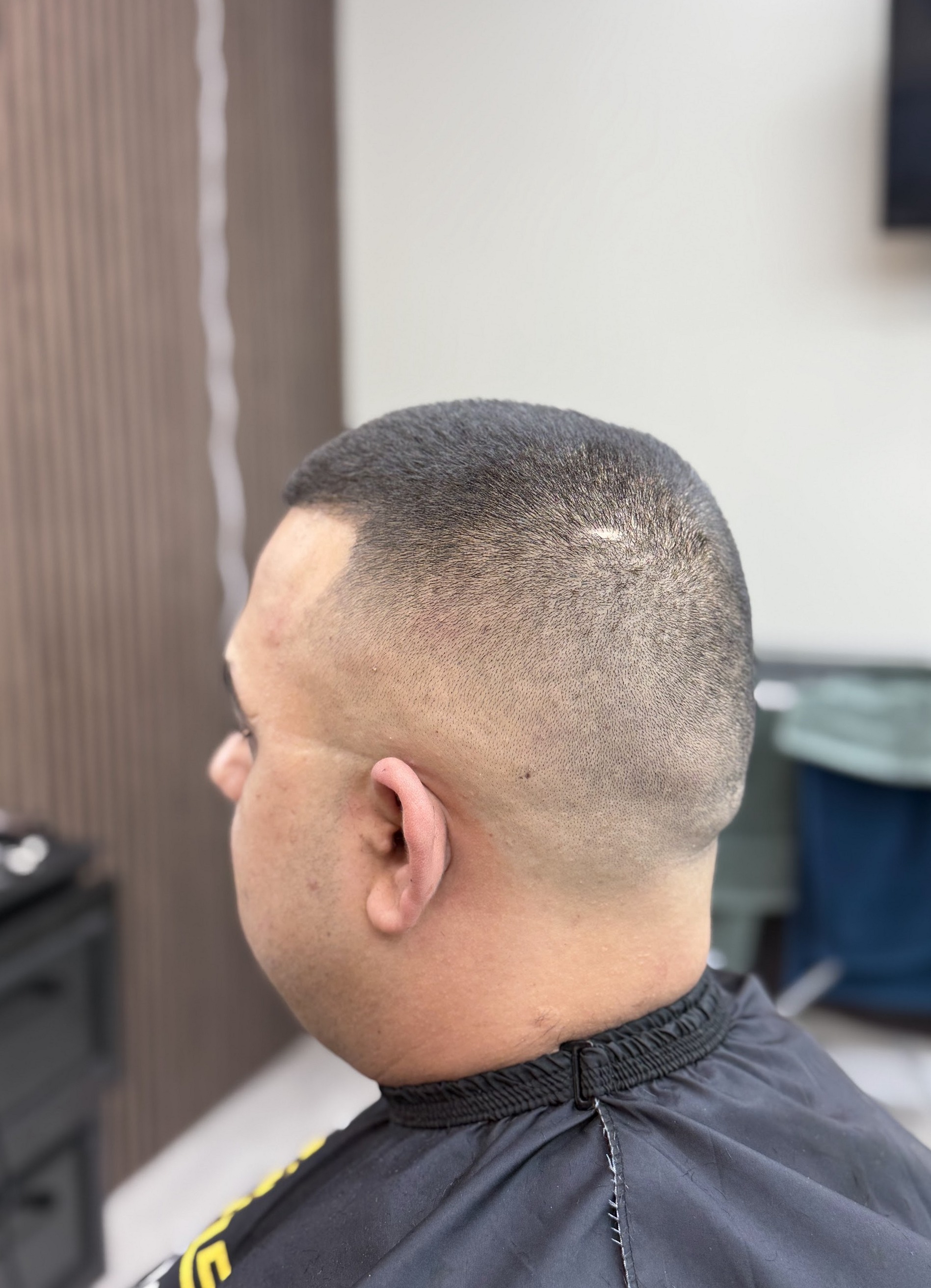 Buzz cut met een korte fade, van achteren